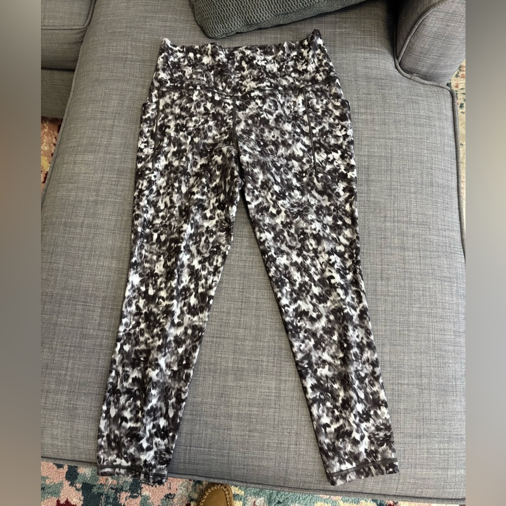 Athleta Salutation Stash 7/8 Tights